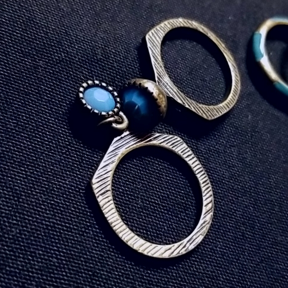 Five Fashion Rings & Two Earrings - Picture 2 of 8
